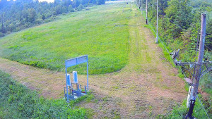 Skiareál Troják - Kamera u nástupu na vlek svah A - 17.6.2025 v 04:55