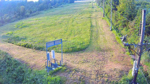 Skiareál Troják - Kamera u nástupu na vlek svah A - 17.6.2025 v 05:55