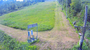 Skiareál Troják - Kamera u nástupu na vlek svah A - 17.6.2025 v 07:50