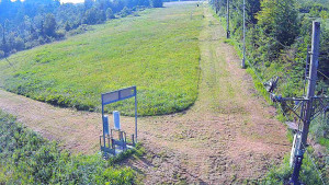 Skiareál Troják - Kamera u nástupu na vlek svah A - 17.6.2025 v 07:55