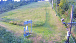 Skiareál Troják - Kamera u nástupu na vlek svah A - 27.6.2025 v 05:55