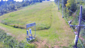 Skiareál Troják - Kamera u nástupu na vlek svah A - 27.6.2025 v 07:55