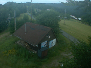 Skiareál Troják - Kamera na svahu B, horní stanice - 27.6.2025 v 05:00