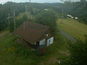 Skiareál Troják - Kamera na svahu B, horní stanice - 27.6.2025 v 05:09