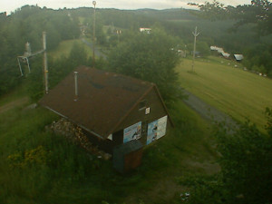 Skiareál Troják - Kamera na svahu B, horní stanice - 27.6.2025 v 05:30
