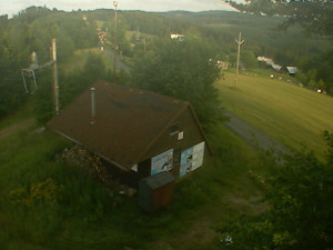 Skiareál Troják - Kamera na svahu B, horní stanice - 27.6.2025 v 05:49