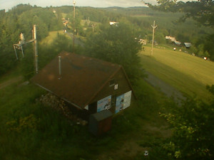 Skiareál Troják - Kamera na svahu B, horní stanice - 27.6.2025 v 06:00