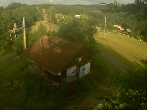 Skiareál Troják - Kamera na svahu B, horní stanice - 27.6.2025 v 06:30