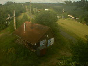 Skiareál Troják - Kamera na svahu B, horní stanice - 27.6.2025 v 06:39