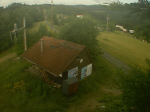 Skiareál Troják - Kamera na svahu B, horní stanice - 27.6.2025 v 06:49