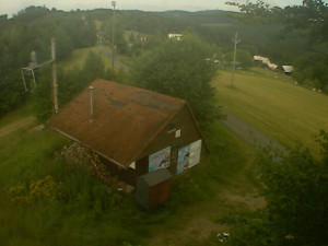 Skiareál Troják - Kamera na svahu B, horní stanice - 27.6.2025 v 07:09