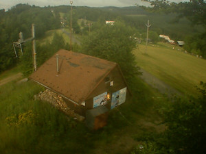 Skiareál Troják - Kamera na svahu B, horní stanice - 27.6.2025 v 07:39