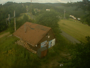 Skiareál Troják - Kamera na svahu B, horní stanice - 27.6.2025 v 08:09