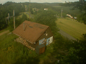 Skiareál Troják - Kamera na svahu B, horní stanice - 27.6.2025 v 08:19