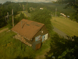 Skiareál Troják - Kamera na svahu B, horní stanice - 27.6.2025 v 08:30