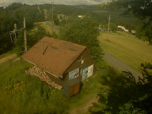 Skiareál Troják - Kamera na svahu B, horní stanice - 27.6.2025 v 08:39