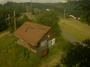 Skiareál Troják - Kamera na svahu B, horní stanice - 27.6.2025 v 08:49