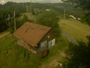 Skiareál Troják - Kamera na svahu B, horní stanice - 27.6.2025 v 09:00