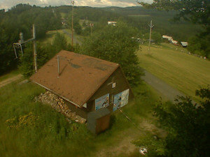 Skiareál Troják - Kamera na svahu B, horní stanice - 27.6.2025 v 09:09