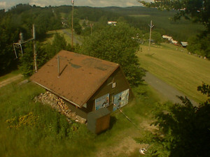 Skiareál Troják - Kamera na svahu B, horní stanice - 27.6.2025 v 09:19