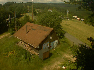 Skiareál Troják - Kamera na svahu B, horní stanice - 27.6.2025 v 09:39