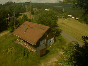 Skiareál Troják - Kamera na svahu B, horní stanice - 27.6.2025 v 09:49