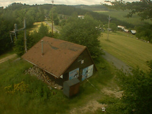 Skiareál Troják - Kamera na svahu B, horní stanice - 27.6.2025 v 10:09