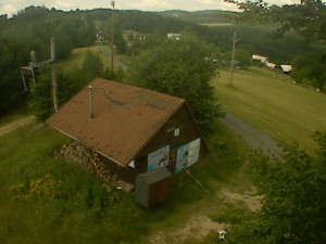 Skiareál Troják - Kamera na svahu B, horní stanice - 27.6.2025 v 10:39