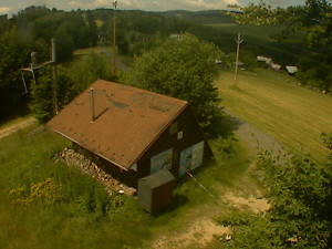 Skiareál Troják - Kamera na svahu B, horní stanice - 27.6.2025 v 10:49