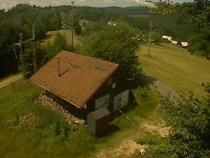 Skiareál Troják - Kamera na svahu B, horní stanice - 27.6.2025 v 11:09