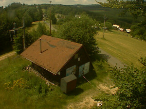 Skiareál Troják - Kamera na svahu B, horní stanice - 27.6.2025 v 11:49