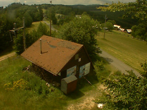 Skiareál Troják - Kamera na svahu B, horní stanice - 27.6.2025 v 12:39
